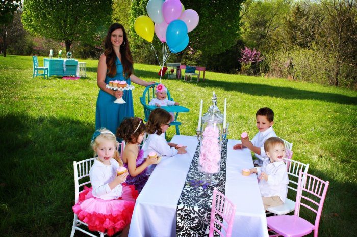 Если на свадьбе есть дети, поставьте для них отдельный столик