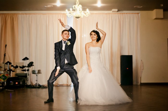 Веселый танец жениха и невесты