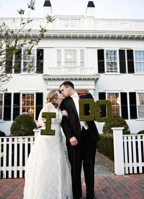 Буквы из мха на свадьбе