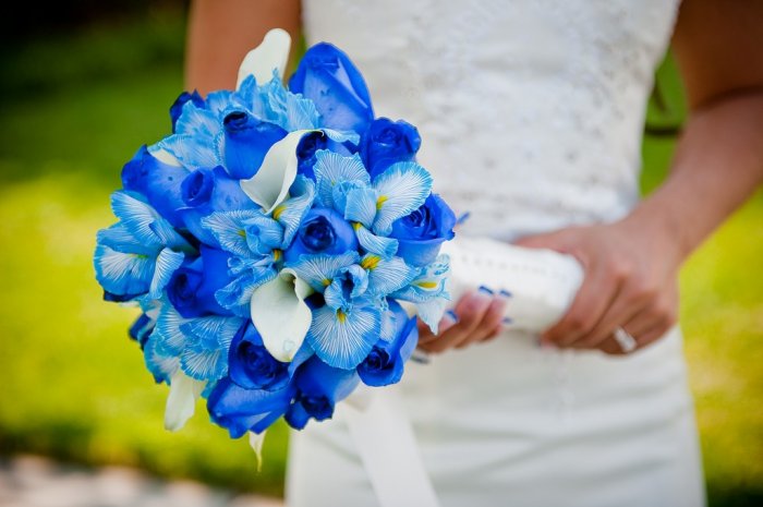 Бело-голубой свадебный букет