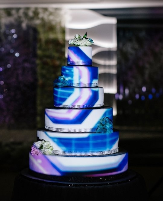 Световое шоу на свадебном торте