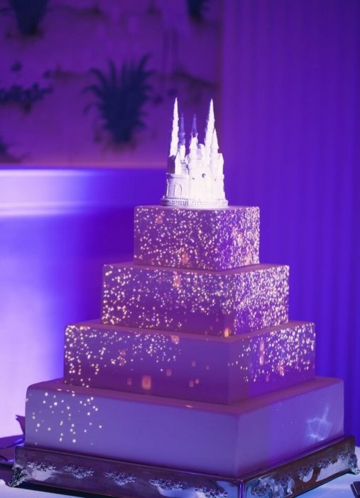 Необычная подача свадебного торта