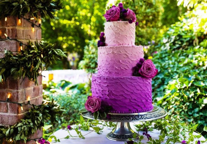 Перебарщивать с цветами при выборе свадебного торта