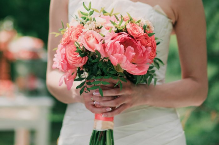 Объемные соцветия в свадебном букете