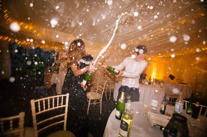 Душ с шампанским на свадьбе