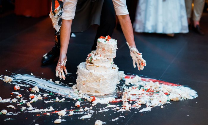 Падение свадебного торта