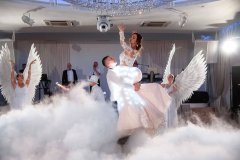 Прочитать статью: Чем украсить свадебный танец молодоженов: 8 «свежих» идей