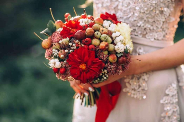 Свадебный букет с ягодами