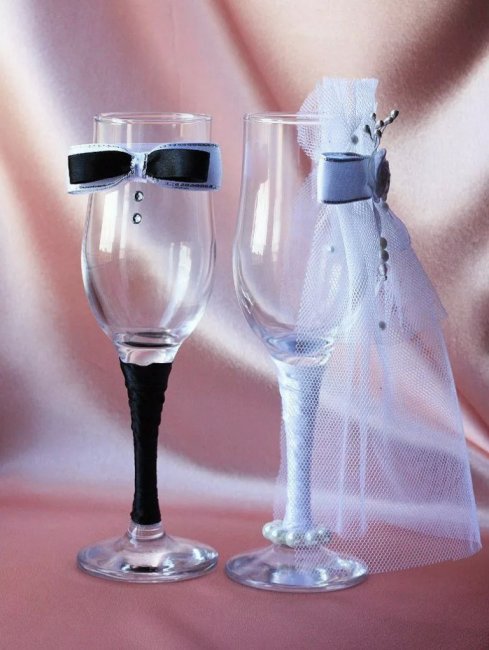 Декор свадебных бокалов текстилем