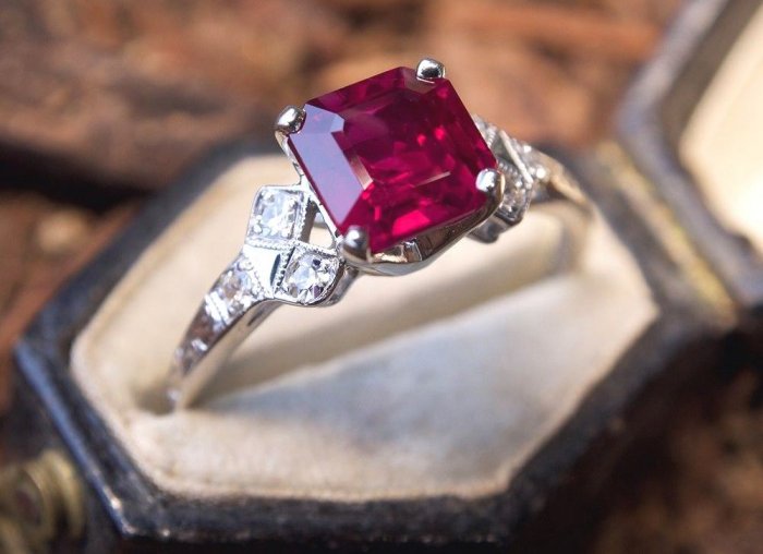 Обручальное кольцо с рубином