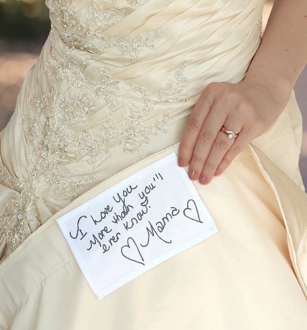 Надписи на свадебном платье