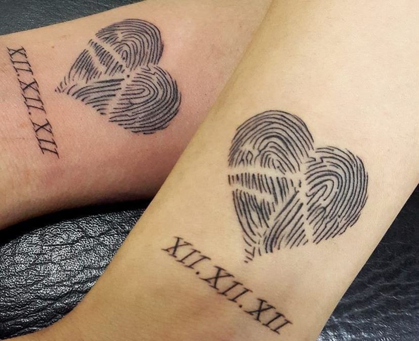 Татуировка с отпечатками пальцев в виде сердечка