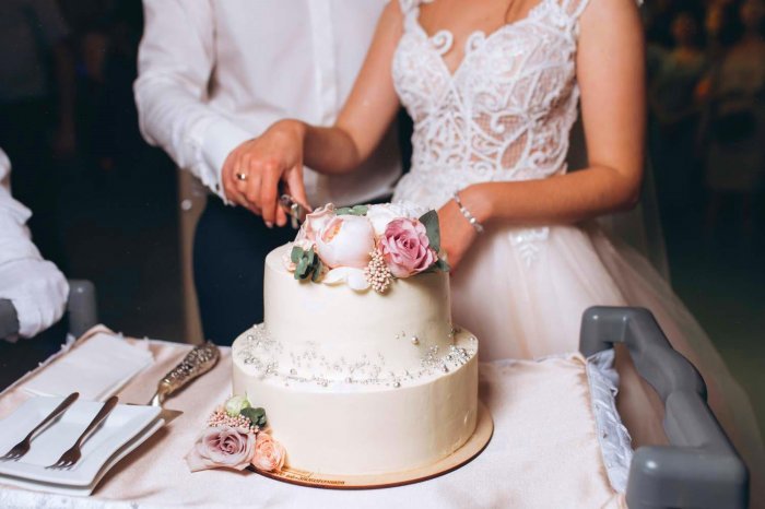 Разрезание торта на свадьбе