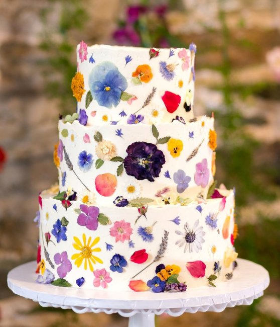 Прессованные цветы в декоре свадебного торта