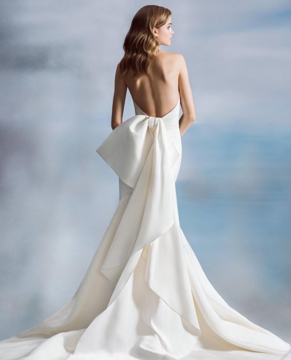 Свадебное платье с бантом сзади
