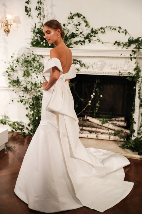 Свадебное платье с бантом на спине