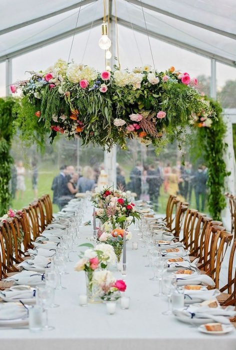 Подвесные цветы в декоре свадебного зала