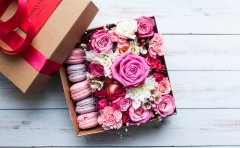 Прочитать статью: Как оригинально подарить цветы на свадьбу: удивите молодоженов!