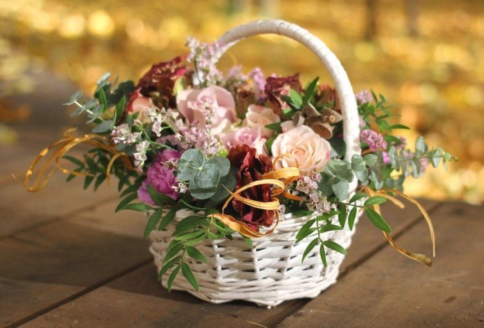 Корзтинка с цветами на свадьбу