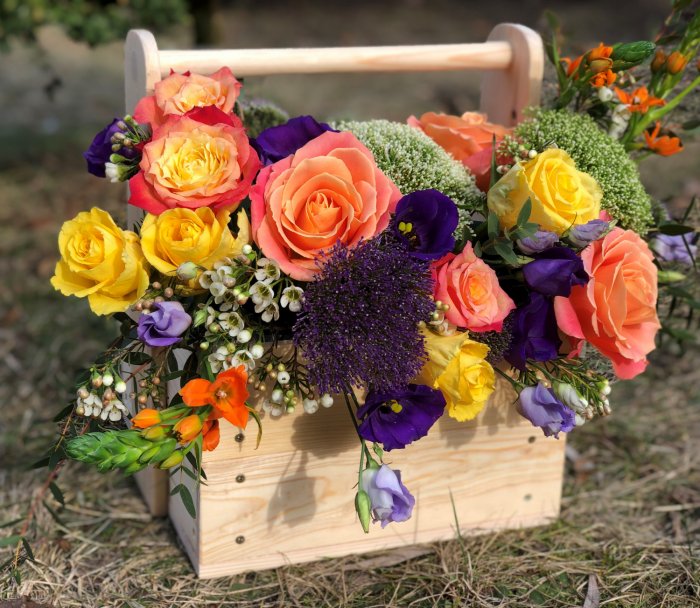 Цветы в деревянном ящике