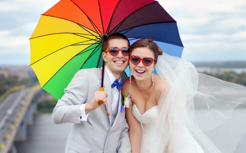 Невеста и жених в ярких очках