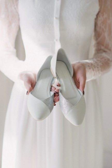 Плюсы и минусы обуви без каблука для невесты