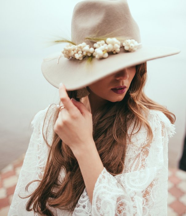 Широкополая шляпа в образе невесты