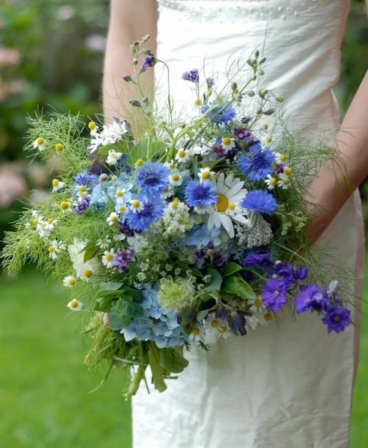 Полевые цветы в букете невесты 2024