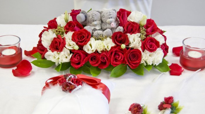 Цветочные украшения красно-белой свадьбы