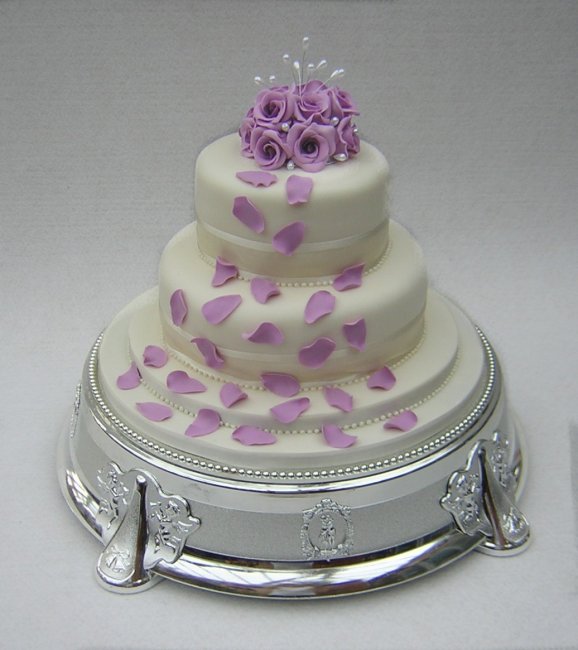 Свадебный торт с цветами и лепестками