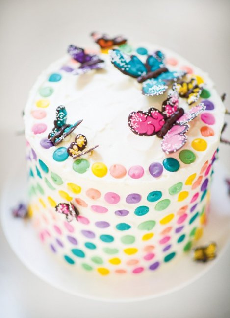 Радужный торт с шоколадными бабочками