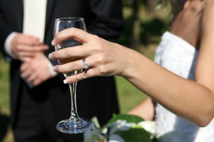Невеста с бокалом вина