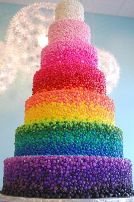 Свадебный торт в цвете радуги