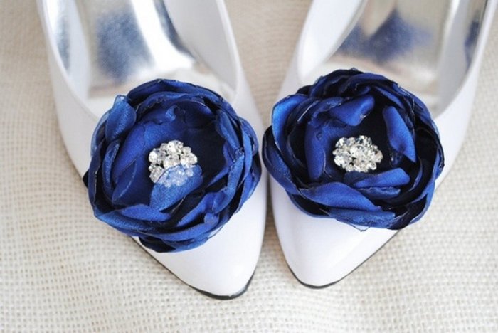 Белые с синими цветами туфли невесты