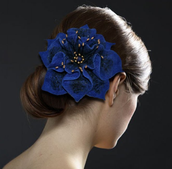 Невеста с синим цветком в волосах