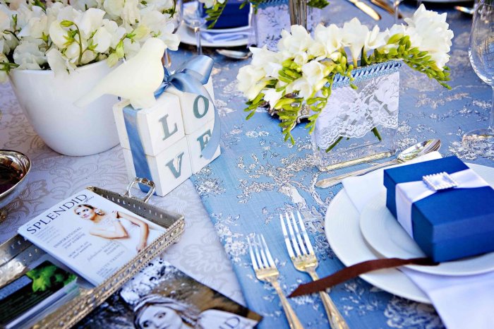 Сине-белый декор столов