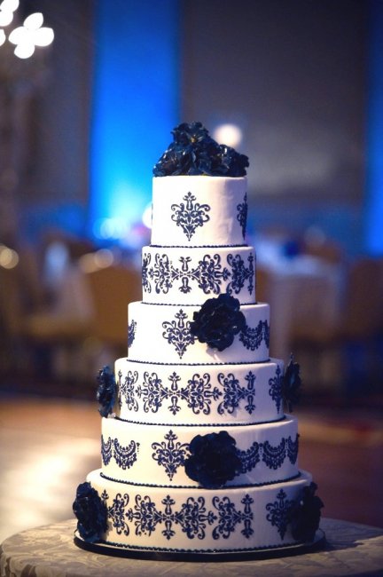 Бело-синий свадебный торт