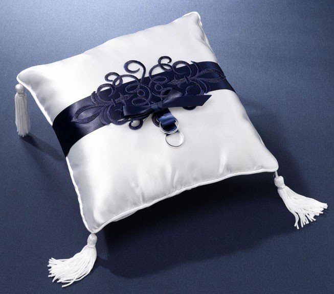 Бело-синяя подушка для колец