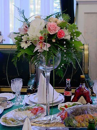 Красиво украшенный свадебный стол