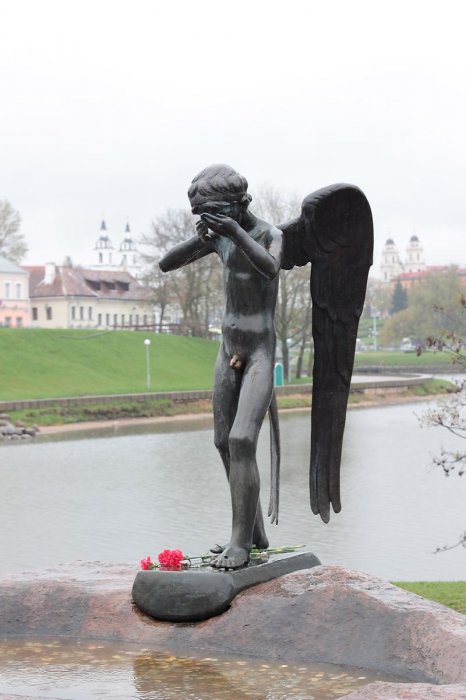 Скорбящий ангел на Острове слез в Минске