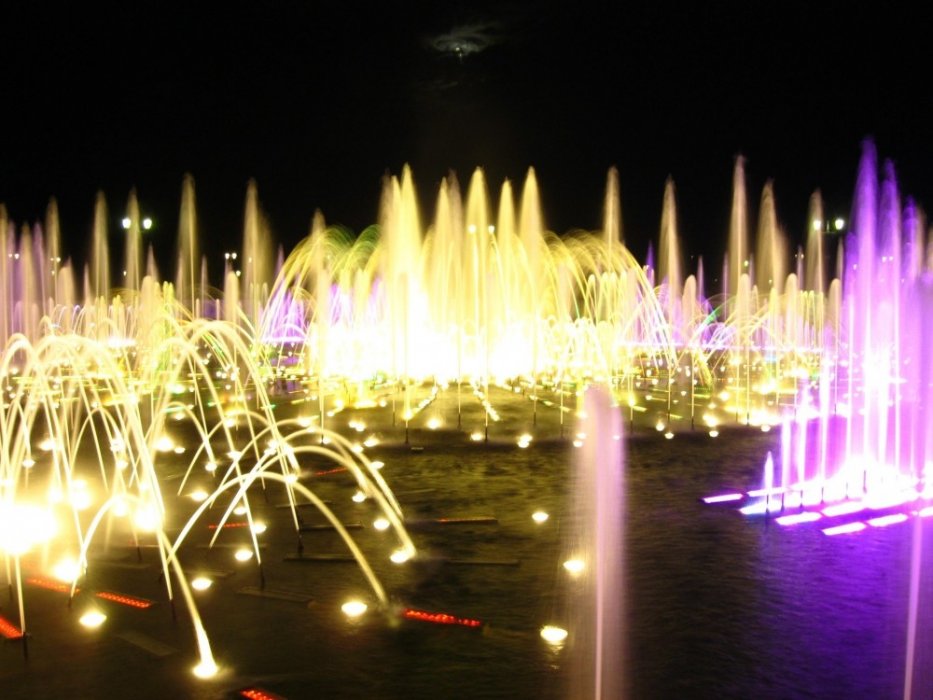 Поющие фонтаны в ночном Царицыно