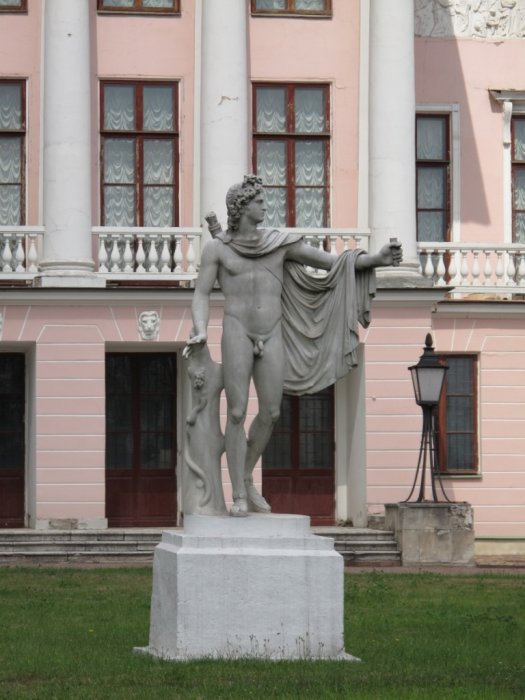 Скульптуры возле музея Останкино