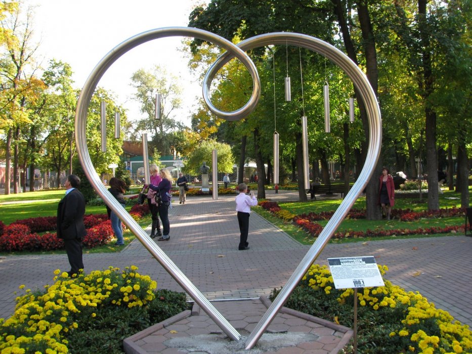 Памятник всем влюбленным в саду Эрмитаж