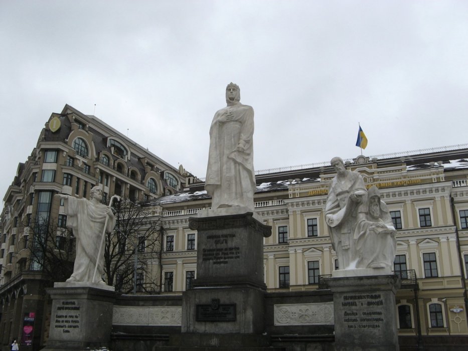 Памятник княгине Ольге на Михайловской площади