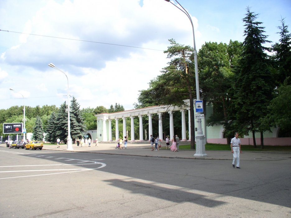 Главный вход  парк Челюскинцев