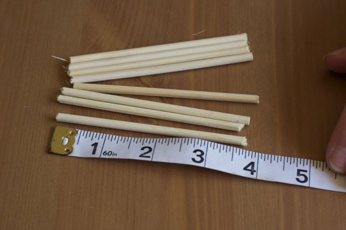 Нарежьте деревянные палочки