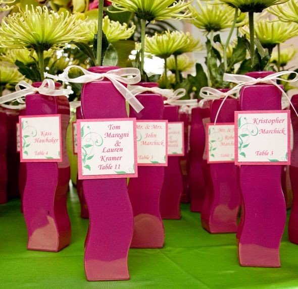 Цветные вазочки в качестве номеров столов