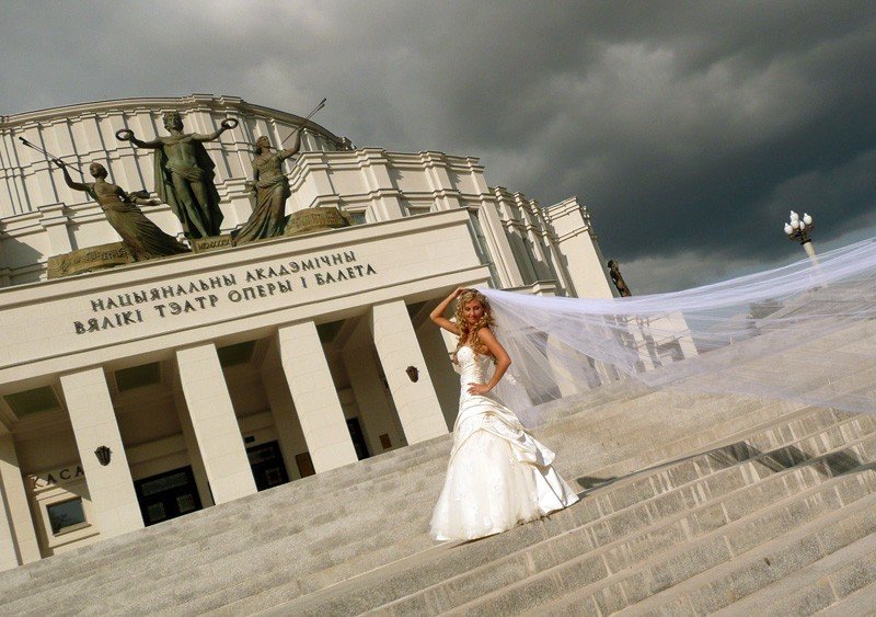 Контрастные фотографии невесты около оперного театра