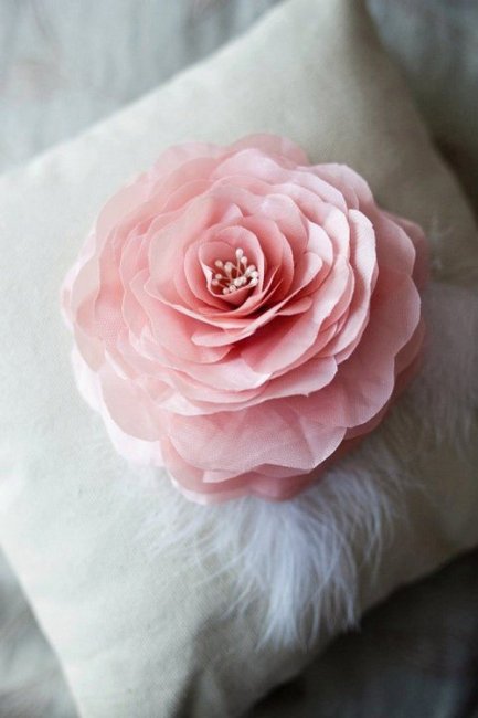 Романтичная подушечка для колец с цветком
