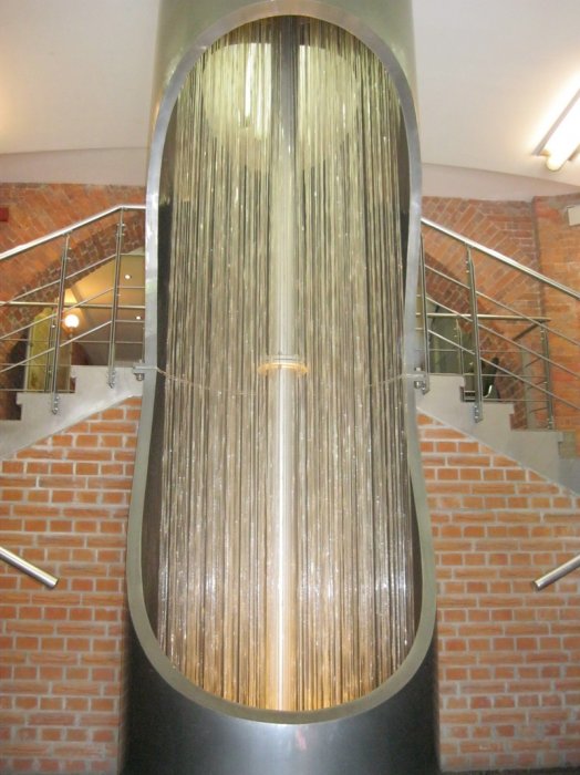 Циллиндрическая труба у входа в музей